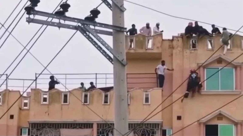 পালাতে গিয়ে ৫ তলার কার্নিশে আটকা মাদ্রাসাছাত্রী, উদ্ধারে ফায়ার সার্ভিস